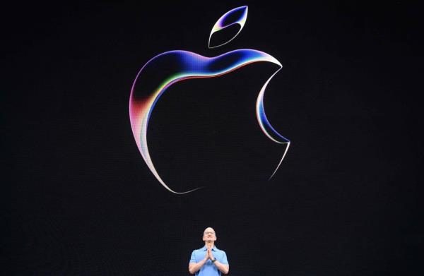 苹果首席执行官蒂姆·库克表示，苹果将在今年晚些时候公布人工智能计划