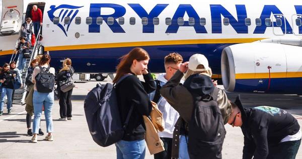 瑞安航空敦促乘客“先”打包一件手提行李，这样可以避免收费