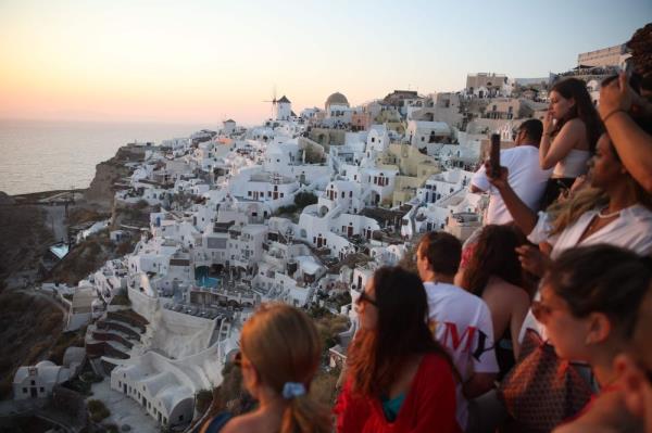 希腊的“Instagram岛”圣托里尼岛正在考虑限制游客数量