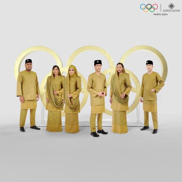 6名马来西亚运动员在代表团旗手的带领下示范2024年巴黎奥运会开幕式服装